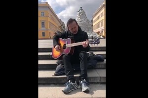 Вакарчук спел на фоне забаррикадированного Дюка в Одессе