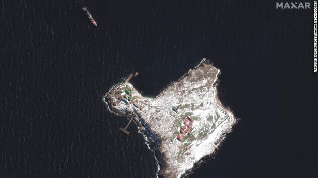 Повреждения на острове Змеиный показали на спутниковых снимках