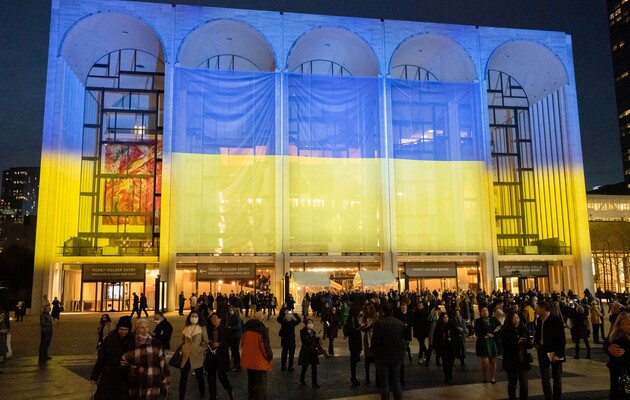 На фасаді Метрополітен-опера розмістили прапор України