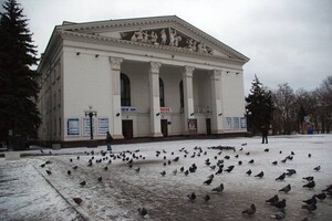 Окупанти скинули бомбу на Драмтеатер в Маріуполі, в якому ховались люди - ЗМІ