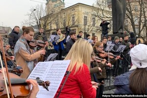 Львовские музыканты выступили на улицах города, призвав мир поддержать Украину