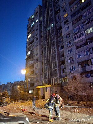 В Киеве обломки вражеской ракеты разрушили часть дома, есть жертва и пострадавшие