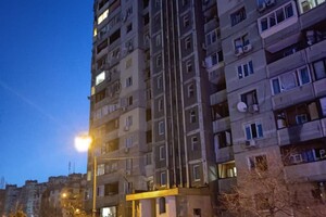 В Киеве обломки вражеской ракеты разрушили часть дома, есть жертва и пострадавшие