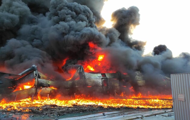 В результате обстрела оккупантов  в Сумах горит склад с лакокрасочной продукцией