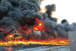 Внаслідок обстрілу окупантів в Сумах горить склад із лакофарбовою продукцією 