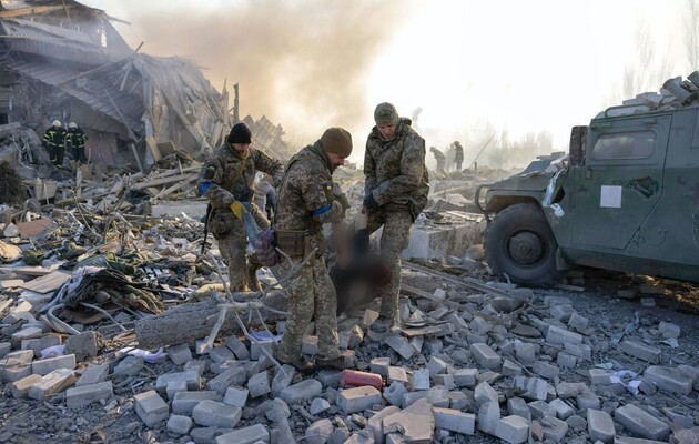 Удар по казарме в Николаеве: из-под завалов извлекли не менее 50 тел погибших