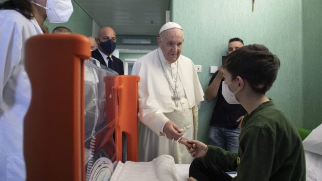 Папа Франциск проведал в госпитале украинских детей бежавших от войны