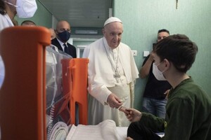 Папа Франциск проведал в госпитале украинских детей бежавших от войны