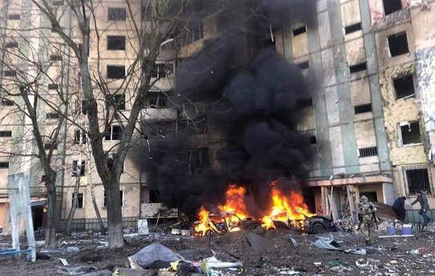 У Києві сталася пожежа через уламки снаряда: є постраждалі