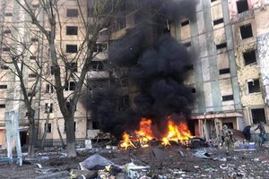 В Киеве произошел пожар из-за обломков снаряда: есть пострадавшие