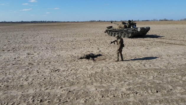 Российский солдат за вознаграждение сдал танк украинским военным — советник главы МВД