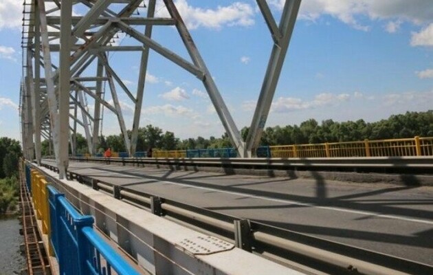 В Чернигове оккупанты разбомбили автомобильный мост через Десну