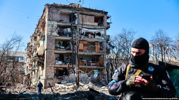 Окупанти обстріляли парковку торгового центру у Подільському районі Києва, є загиблі