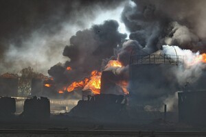 В Киевской области в результате вражеских обстрелов возник пожар на нефтебазе