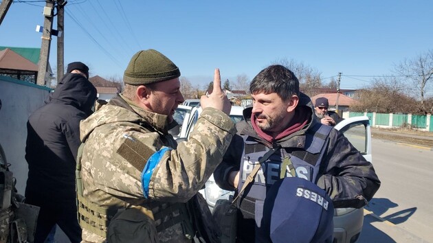 Оккупанты обстреляли гумкоридор в Черниговской области, пострадал журналист Андрей Цаплиенко