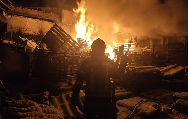 Оккупанты в Луганской области системно отстреливают продовольственные базы