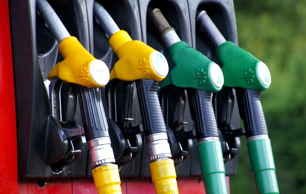 Правительство ограничило цену на премиальное топливо