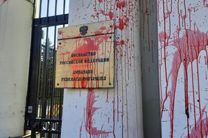 Посольство РФ у Варшаві облили червоною фарбою