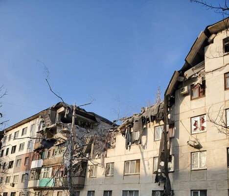 Оккупанты обстреляли Лисичанск: разрушены дома, под завалами находятся люди — ГСЧС