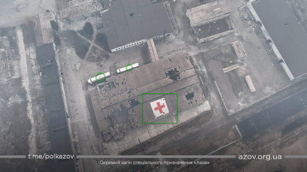 Війська РФ спеціально знищують будівлю з червоним хрестом у Маріуполі