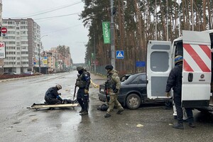 Тіла загиблих в Ірпені виносять з міста під обстрілами