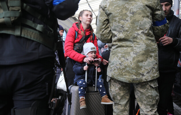 Politico: Біженці почали повертатися в Україну, хоча війна ще не закінчилася