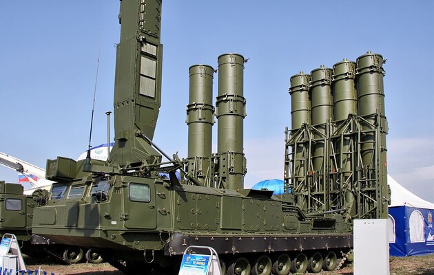 В Білорусі до українського кордону прямує колона з ракетними комплексами С-300