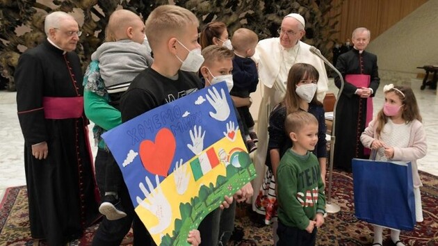 Папа Римський поцілував прапор України та засудив різанину у Бучі