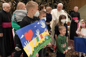 Папа Римский поцеловал флаг Украины и осудил резню в Буче