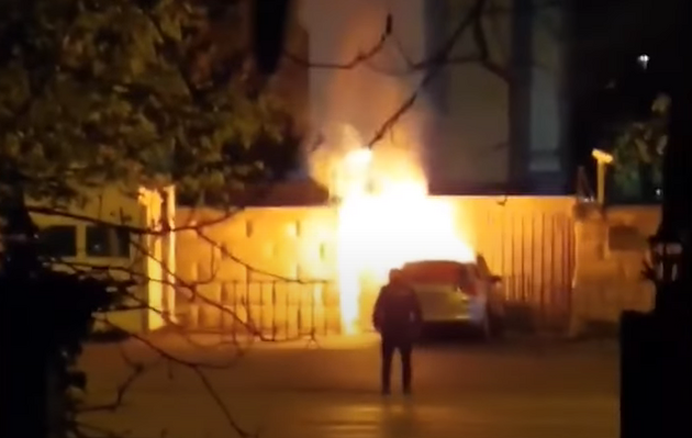 В Румынии автомобиль протаранил посольство РФ, водитель погиб