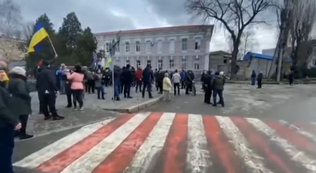 Будівля Мелітопольської СБУ 2 березня під час протестів проти окупації / Скріншот
