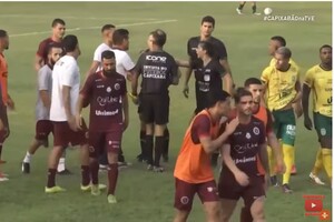 У Бразилії футбольний тренер ударив головою жінку-арбітра