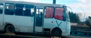 У складі ешелону російських військ помітили вкрадену в Україні маршрутку
