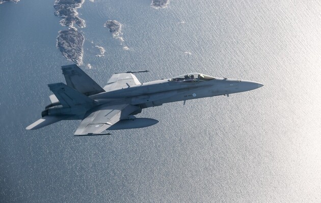 Фінський F-18 летить поряд із літаками союзників під час навчань. Фото: Adc Arnaud Chamberlin