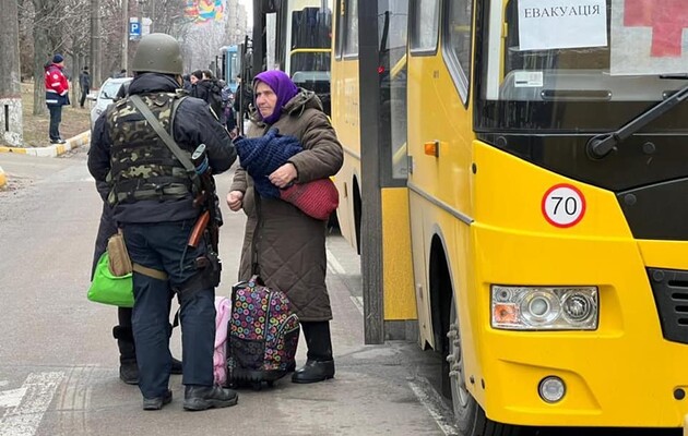 Семеро загиблих та десятки поранених. Окупанти на Харківщині обстріляли евакуаційні автобуси