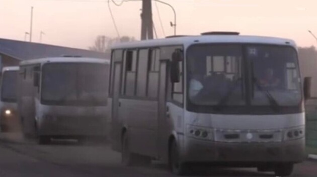 Россияне депортируют людей из оккупированного Изюма в Россию