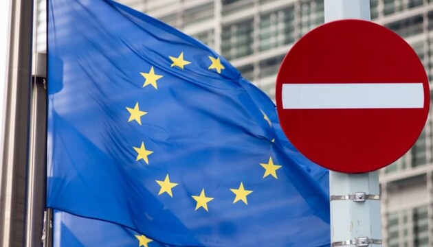 Страны ЕС закрывают порты для судов под российских флагом, но оставляют «форточку»