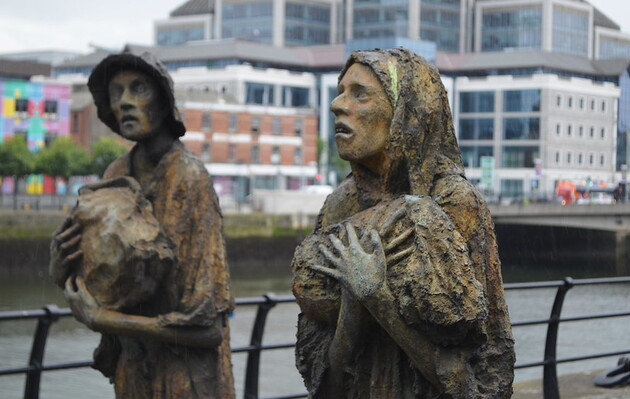 Мемориал в память о великом голоде на одной из набережных Дублина / фото Flickr