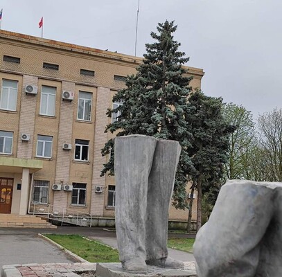 В Геническе оккупанты установили памятник Ленину и вывесили флаг СССР