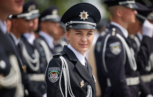 Юристи розповіли, чи можуть виїжджати за кордон військовозобов’язані жінки