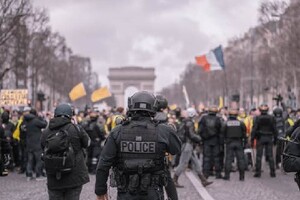 На фоне беспорядков во Франции после второго тура выборов погибли два человека