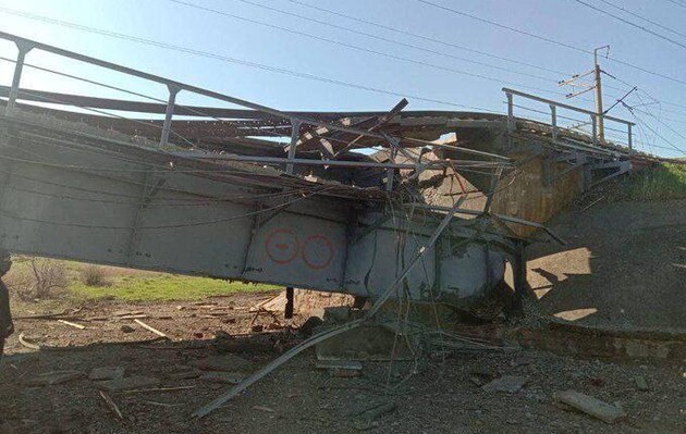 Недалеко от Мелитополя разрушен железнодорожный мост в Крым