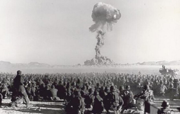 Американські війська спостерігають за вибухом атомної бомби потужністю близько 20 кілотонн (потужність вибуху в Нагасакі) з відстані приблизно 10 км під час навчань 1 листопада 1951 року на полігоні Невада. 