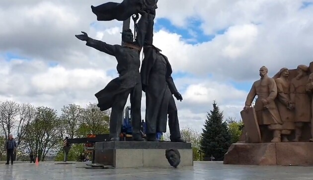 Декомунізація Європи: У країнах ЄС зносять радянські пам’ятники – фото