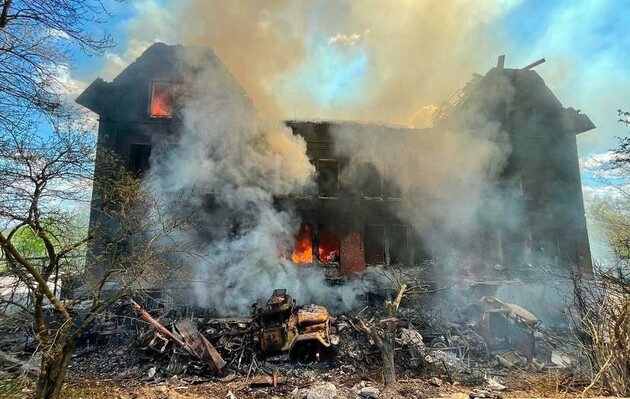 В Лисичанске из-за вражеского обстрела сгорела гимназия, основанная более 100 лет назад