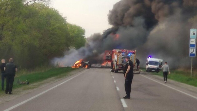 В Ровенской области автобус с пассажирами столкнулся с бензовозом