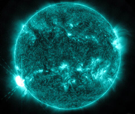 Мощная вспышка на Солнце привела к проблемам с радиосвязью на Земле