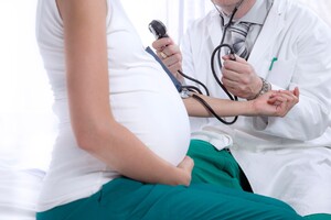 Минздрав упростил открытие декрета беременным, выехавшим за границу