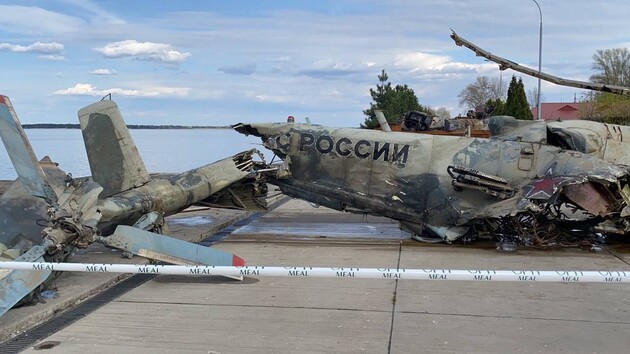 У Київській області українські захисники підняли на сушу затонулий бойовий гелікоптер РФ