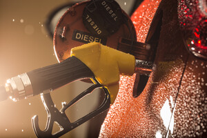 Дефицит цен на бензин и дизтопливо: сетям АЗС разрешили поднять стоимость топлива на 2 гривни 